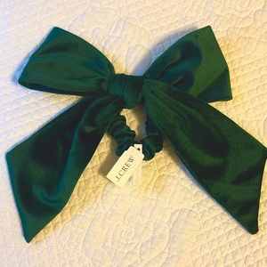 Green velvet J. Crew bow with scrunchie NWT